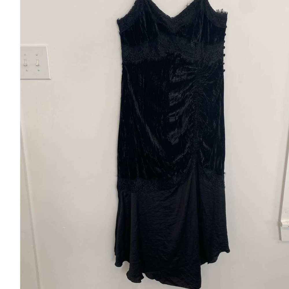 Long Tall Sally velvet and lace dress - Picture 3 of 9